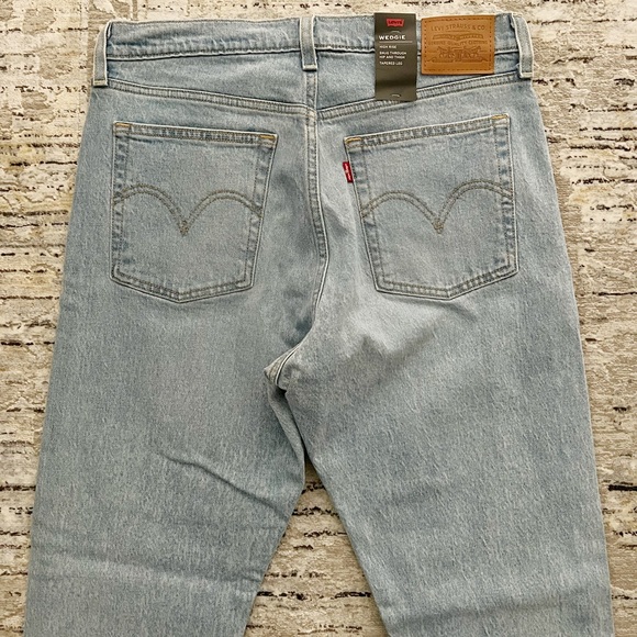 Levi’s Wedgie Icon Fit Ankle Jeans - Picture 7 of 13